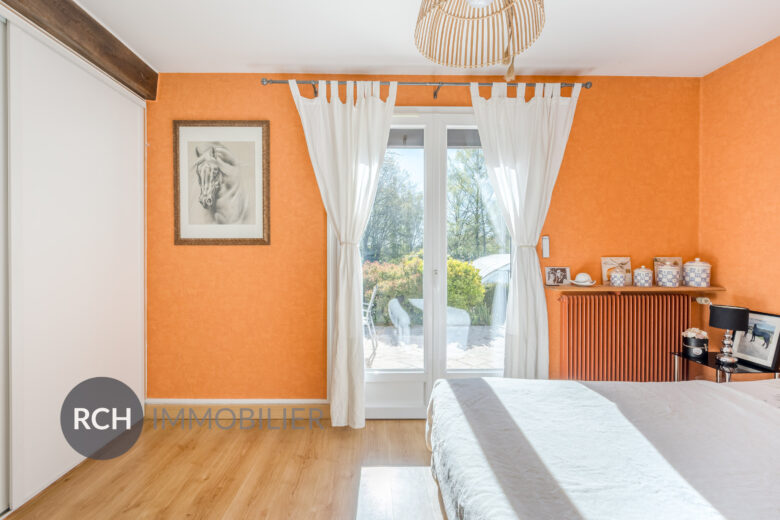 Photos du bien : Civry-la-Forêt – Maison familiale avec piscine dans un environnement privilégié