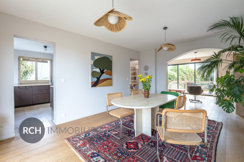 Photos du bien : Saint-Lubin-de-la-Haye – Maison joliment rénovée entourée de son jardin arboré