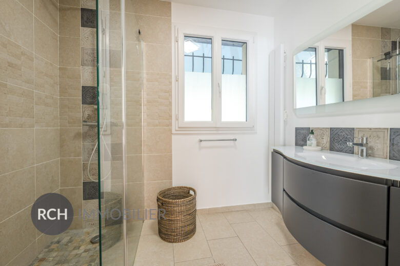 Photos du bien : Civry-la-Forêt – Maison familiale avec piscine dans un environnement privilégié