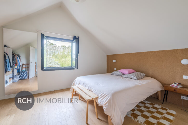 Photos du bien : Saint-Lubin-de-la-Haye – Maison joliment rénovée entourée de son jardin arboré