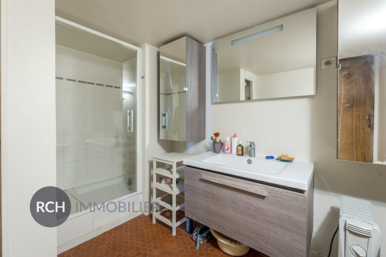 Photos du bien : Bazainville – Maison en pierre à rénover sur un beau terrain boisé