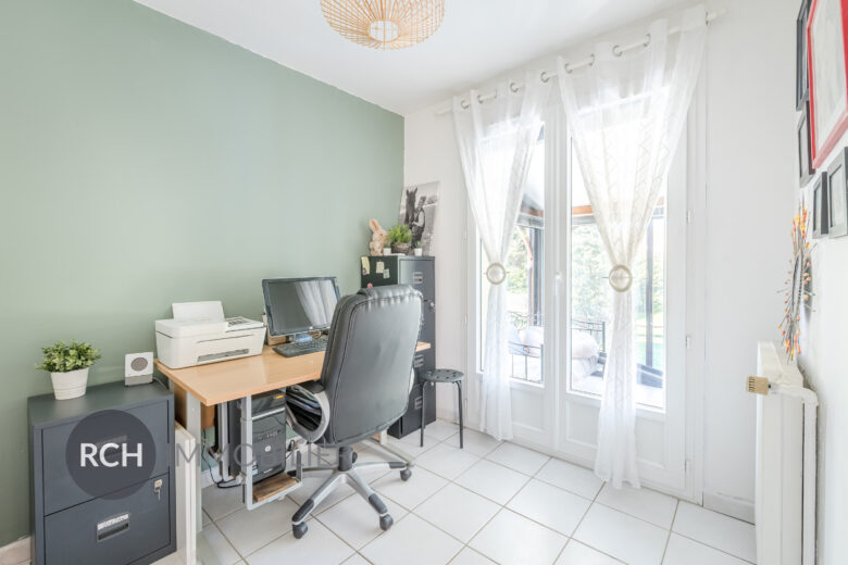 Photos du bien : Civry-la-Forêt – Maison familiale avec piscine dans un environnement privilégié