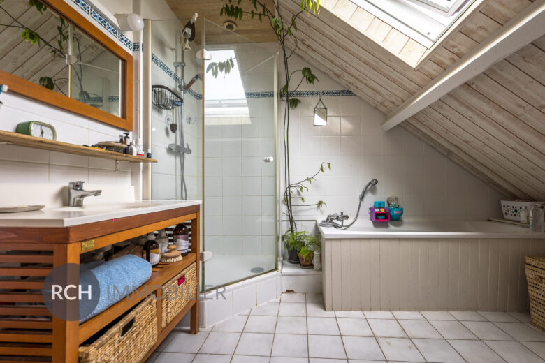 Photos du bien : Saint-Lubin-de-la-Haye – Maison joliment rénovée entourée de son jardin arboré