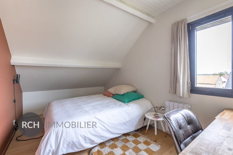 Photos du bien : Saint-Lubin-de-la-Haye – Maison joliment rénovée entourée de son jardin arboré