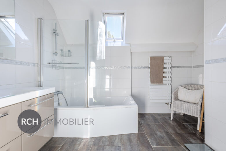 Photos du bien : Civry-la-Forêt – Maison familiale avec piscine dans un environnement privilégié