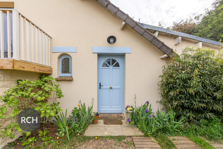 Photos du bien : Saint-Lubin-de-la-Haye – Maison joliment rénovée entourée de son jardin arboré