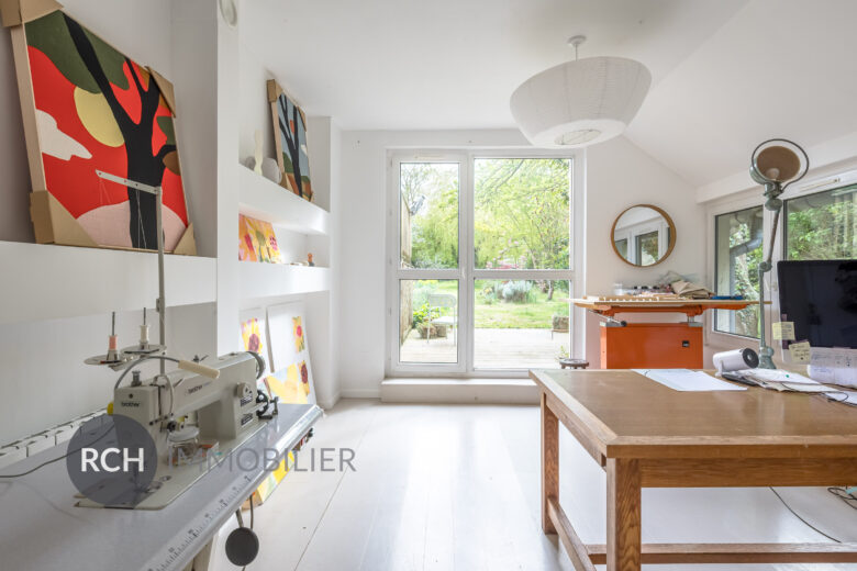 Photos du bien : Saint-Lubin-de-la-Haye – Maison joliment rénovée entourée de son jardin arboré