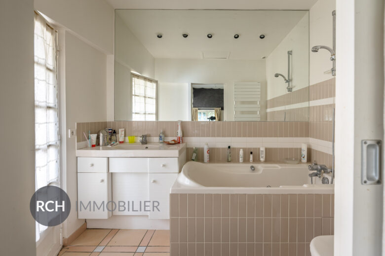 Photos du bien : Bazainville – Maison en pierre à rénover sur un beau terrain boisé