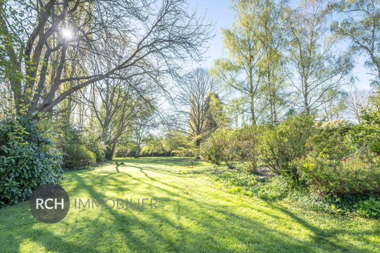 Photos du bien : Civry-la-Forêt – Maison familiale avec piscine dans un environnement privilégié
