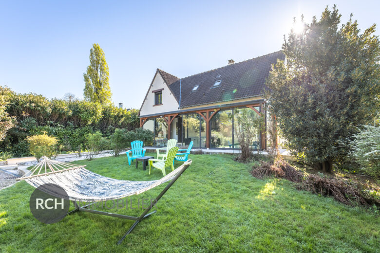 Photos du bien : Civry-la-Forêt – Maison familiale avec piscine dans un environnement privilégié