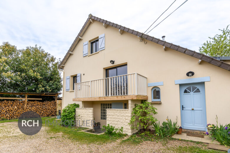 Photos du bien : Saint-Lubin-de-la-Haye – Maison joliment rénovée entourée de son jardin arboré
