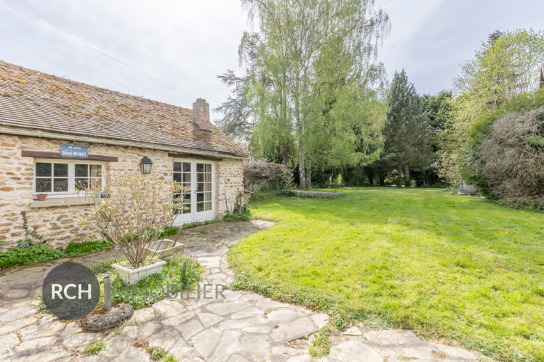 Photos du bien : Bazainville – Maison en pierre à rénover sur un beau terrain boisé