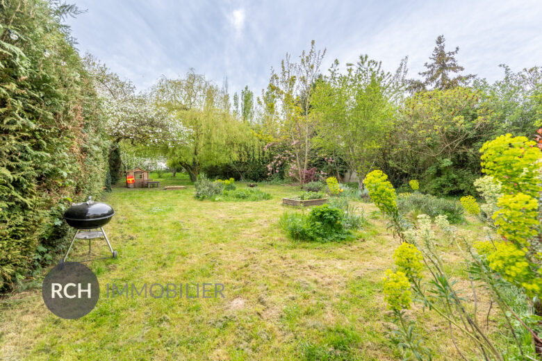 Photos du bien : Saint-Lubin-de-la-Haye – Maison joliment rénovée entourée de son jardin arboré