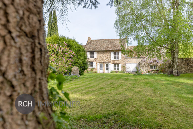 Photos du bien : Bazainville – Maison en pierre à rénover sur un beau terrain boisé