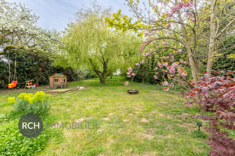 Photos du bien : Saint-Lubin-de-la-Haye – Maison joliment rénovée entourée de son jardin arboré