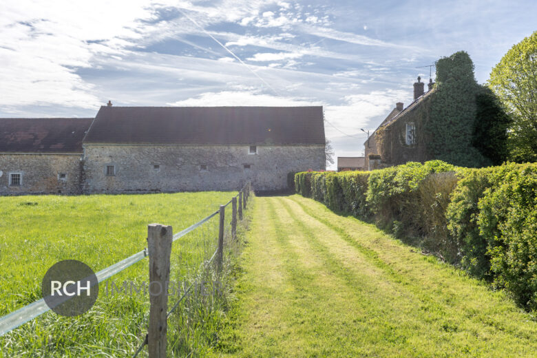Photos du bien : Exclusivité – Garancières – Superbe grange à réhabiliter sur double niveau avec cachet préservé