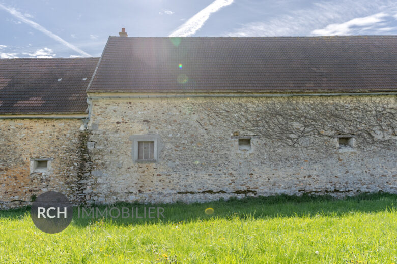 Photos du bien : Exclusivité – Garancières – Grange à aménager sur deux niveaux avec fort potentiel