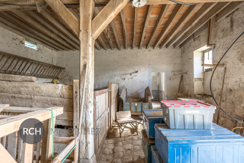 Photos du bien : Exclusivité – Garancières – Grange à aménager sur deux niveaux avec fort potentiel