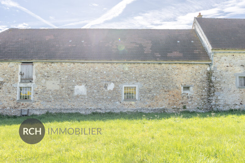 Photos du bien : Exclusivité – A Garancières – Grange à rénover sur un joli jardin avec vue dégagée