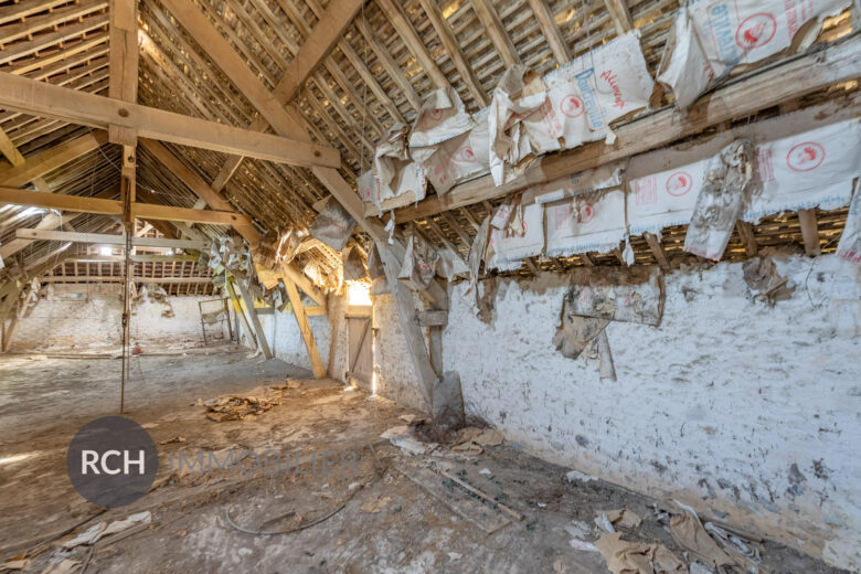 Photos du bien : Exclusivité – A Garancières – Grange à rénover sur un joli jardin avec vue dégagée