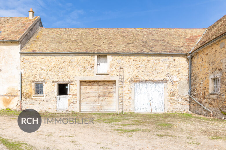 Photos du bien : Exclusivité – A Garancières – Grange à rénover sur un joli jardin avec vue dégagée