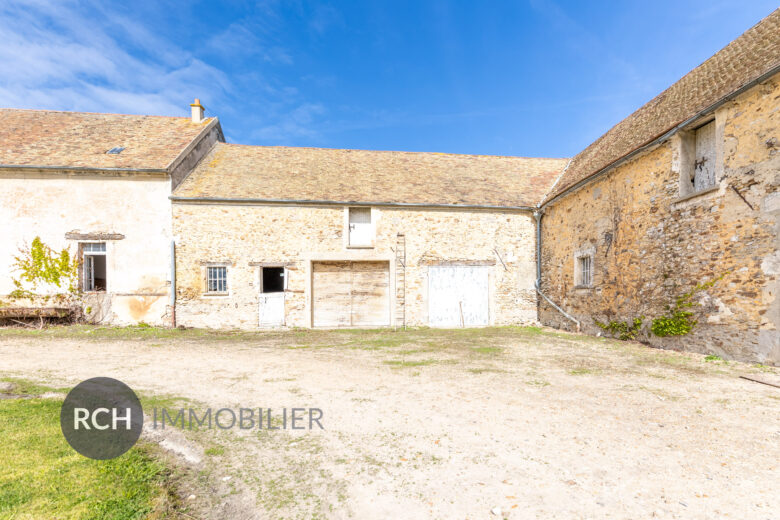 Photos du bien : Exclusivité – A Garancières – Grange à rénover sur un joli jardin avec vue dégagée