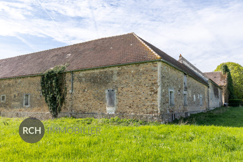 Photos du bien : Exclusivité – Garancières – Grange de caractère avec espaces généreux à valoriser