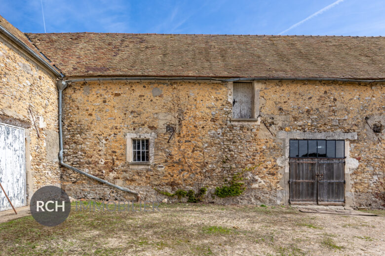 Photos du bien : Exclusivité – Garancières – Grange de caractère avec espaces généreux à valoriser