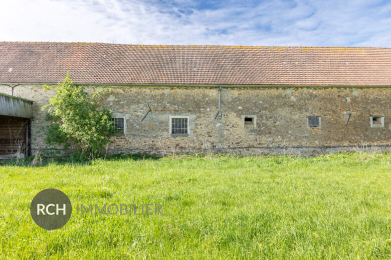 Photos du bien : Exclusivité – Garancières – Authentique grange en pierre avec de beaux volumes à transformer