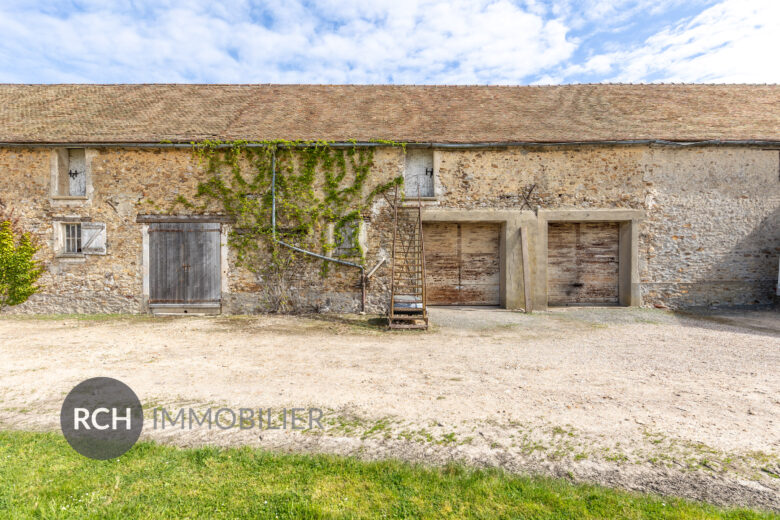 Photos du bien : Exclusivité – Garancières – Authentique grange en pierre avec de beaux volumes à transformer