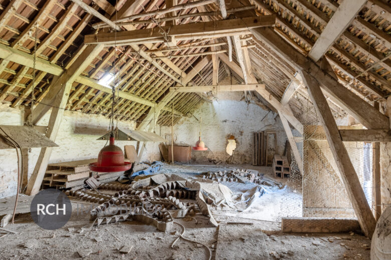 Photos du bien : Exclusivité – Garancières – Authentique grange en pierre avec de beaux volumes à transformer