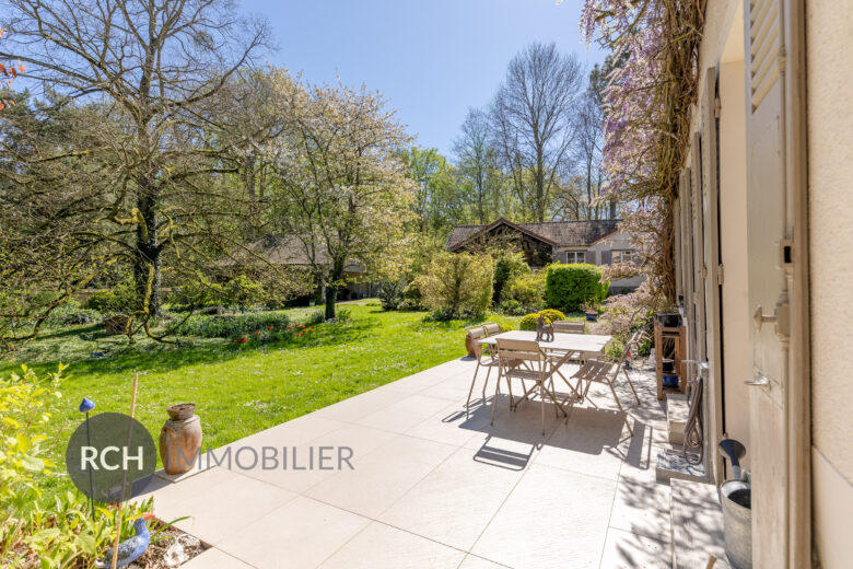 Photos du bien : Le Tremblay-sur-Mauldre – Splendide Maison de Maitre avec grand jardin arboré en coeur de village