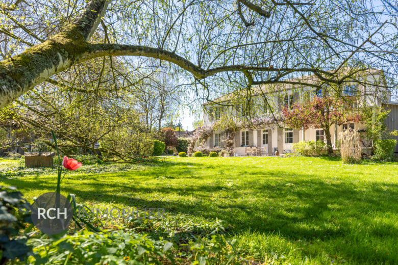 Photos du bien : Le Tremblay-sur-Mauldre – Splendide Maison de Maitre avec grand jardin arboré en coeur de village