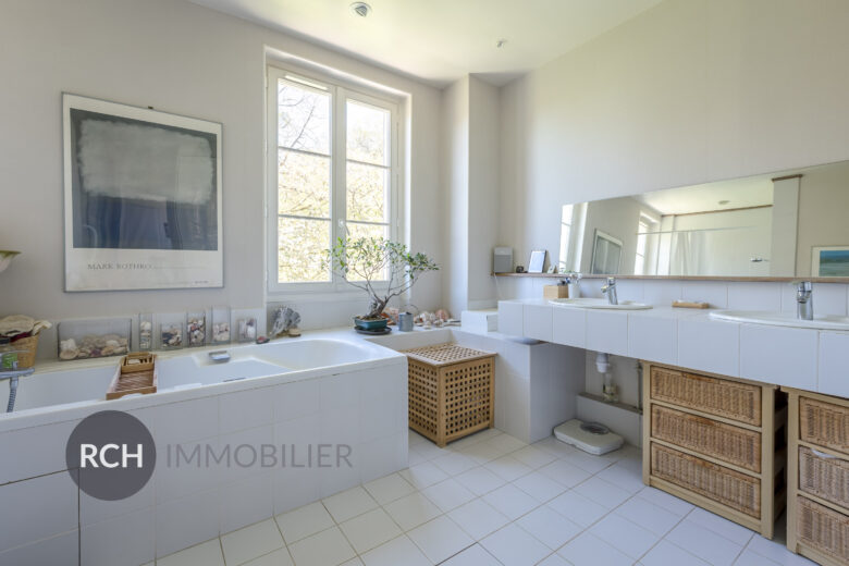 Photos du bien : Le Tremblay-sur-Mauldre – Splendide Maison de Maitre avec grand jardin arboré en coeur de village