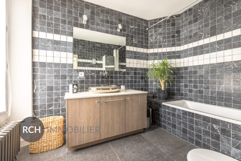 Photos du bien : Seul mandataire – Méré – Maison ancienne rénovée avec des matériaux de qualité et joli jardin