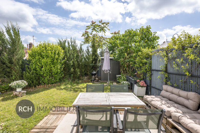 Photos du bien : Exclusivité – Montfort-l’Amaury Centre – Bel appartement avec jardin au coeur du village