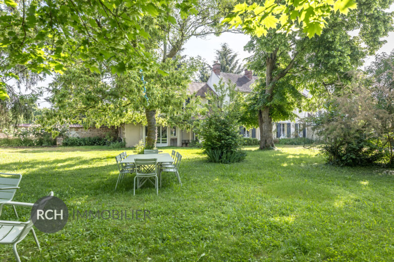 Photos du bien : Exclusivité – Plaisir – Belle maison bourgeoise sur un joli terrain arboré avec dépendance