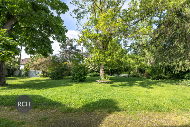 Photos du bien : Exclusivité – Plaisir – Belle maison bourgeoise sur un joli terrain arboré avec dépendance