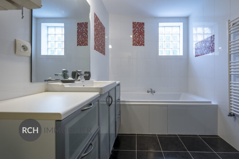 Photos du bien : Exclusivité – Plaisir – Belle maison bourgeoise sur un joli terrain arboré avec dépendance