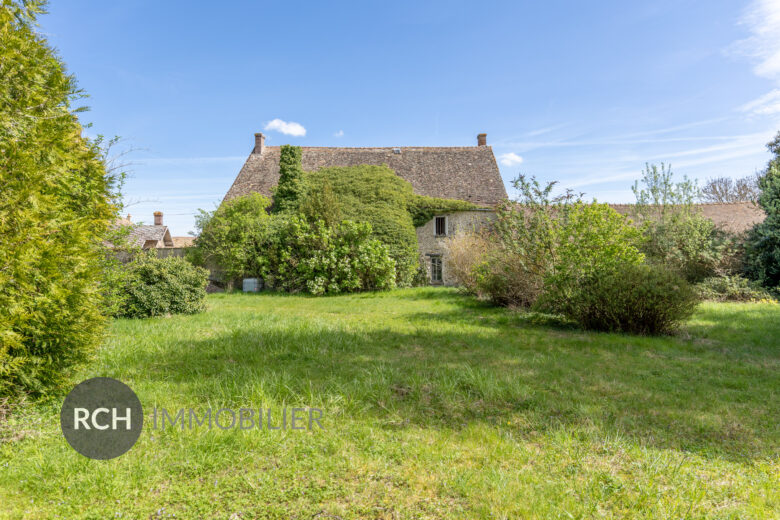 Photos du bien : Exclusivité – Garancières – Maison de caractère à réinventer avec jardin bucolique