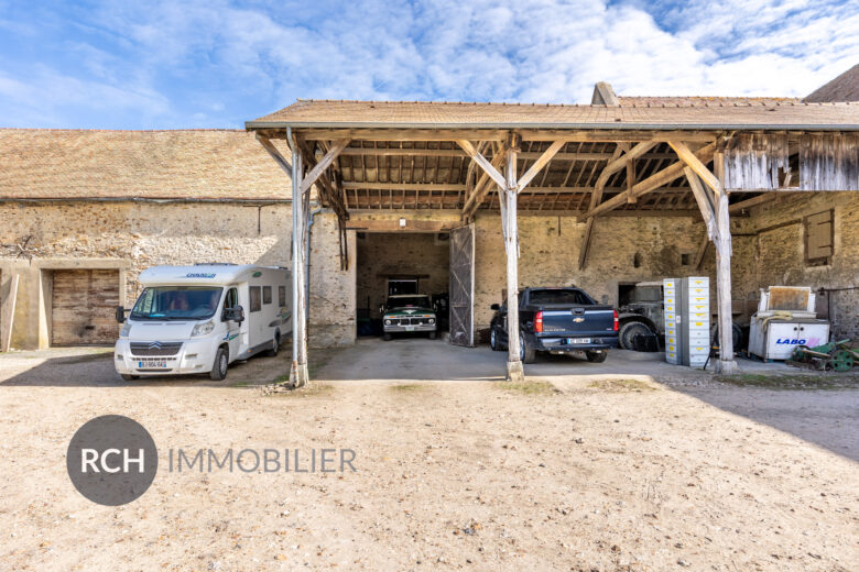 Photos du bien : Exclusivité – Garancières – Grange en pierre à rénover pleine de potentiel sur un joli jardin