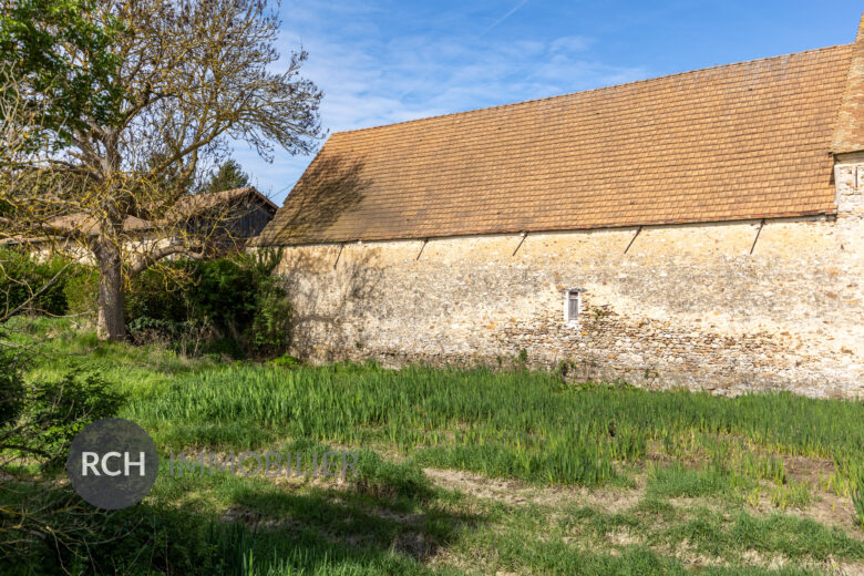 Photos du bien : Exclusivité – Garancières – Grange en pierre à rénover pleine de potentiel sur un joli jardin