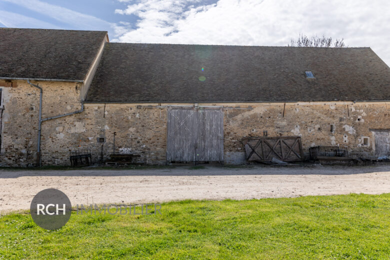 Photos du bien : Exclusivité – Garancières – Grange en pierre à rénover pleine de potentiel sur un joli jardin
