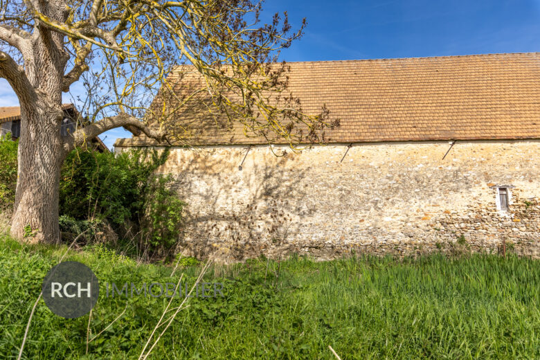 Photos du bien : Exclusivité – Garancières – Grange à rénover sur un joli jardin avec vue dégagée