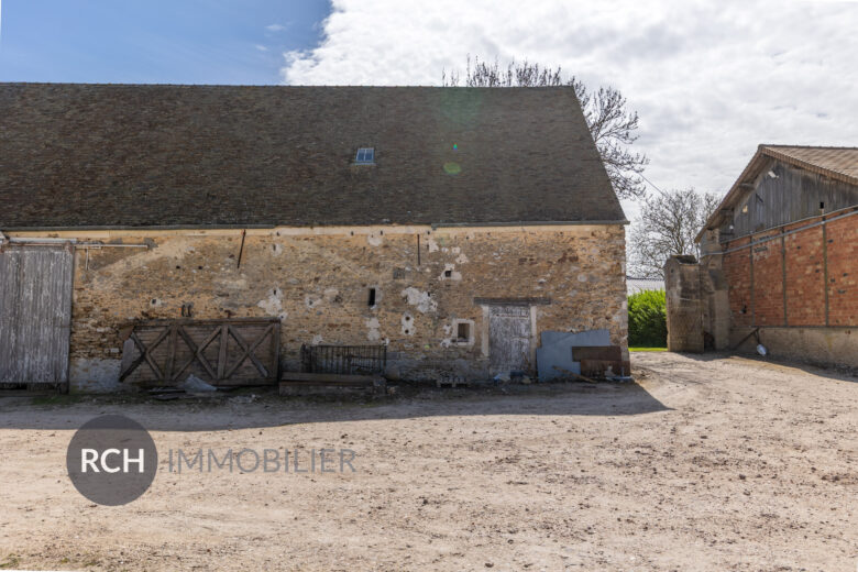 Photos du bien : Exclusivité – Garancières – Grange à rénover sur un joli jardin avec vue dégagée