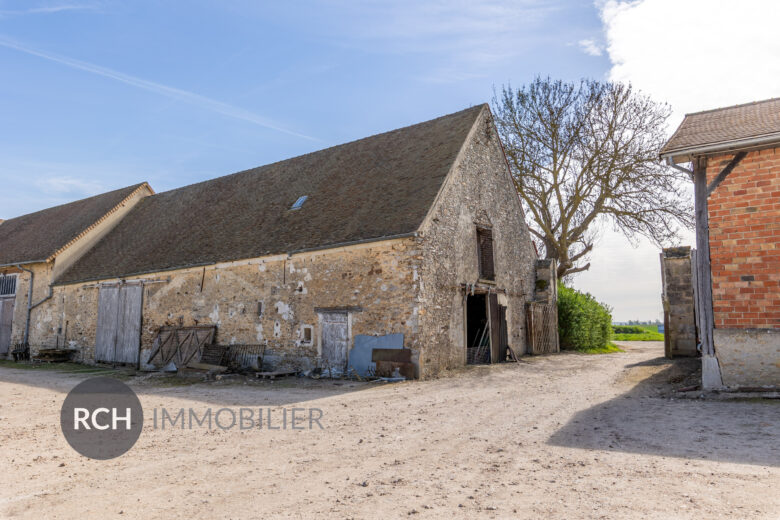 Photos du bien : Exclusivité – Garancières – Grange à rénover sur un joli jardin avec vue dégagée