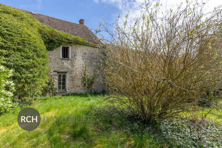 Photos du bien : Exclusivité – Garancières – Maison de caractère à réinventer avec jardin bucolique