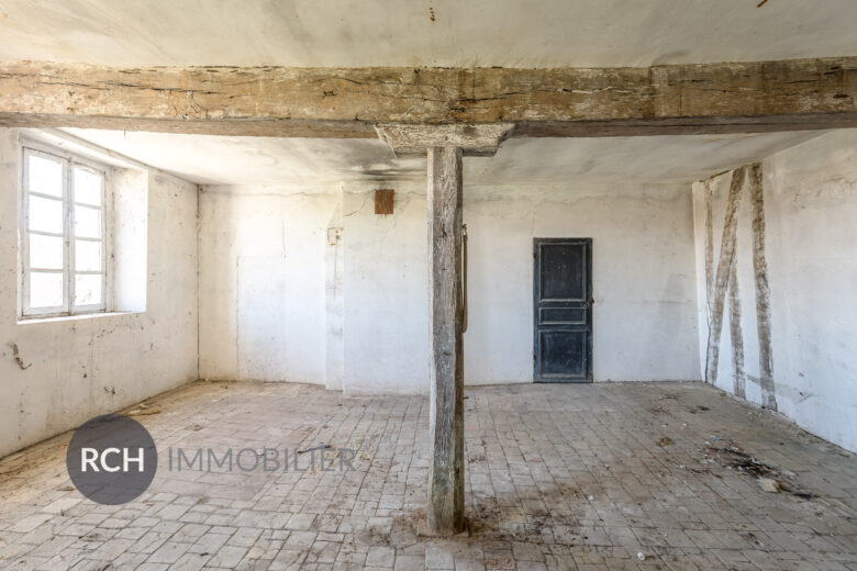 Photos du bien : Exclusivité – Garancières – Maison de caractère à réinventer avec jardin bucolique