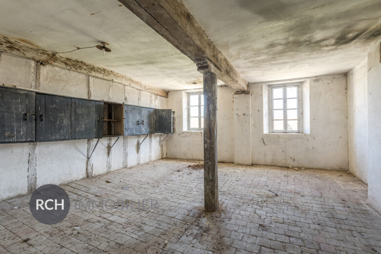 Photos du bien : Exclusivité – Garancières – Maison de caractère à réinventer avec jardin bucolique