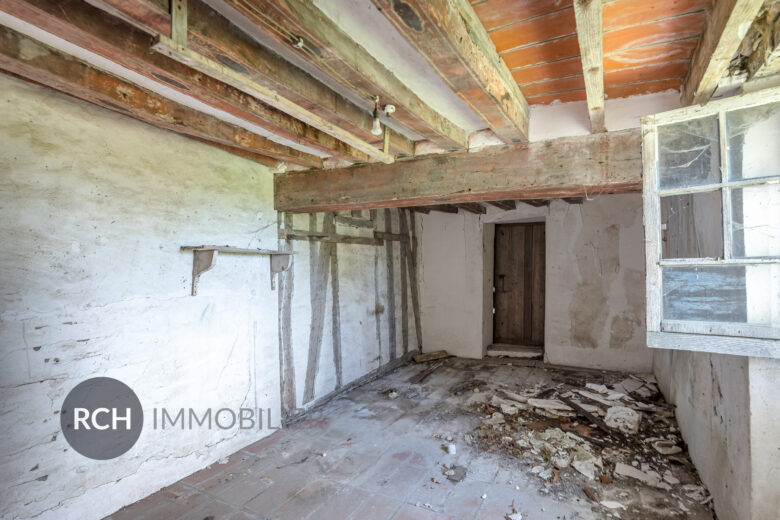 Photos du bien : Exclusivité – Garancières – Maison de caractère à réinventer avec jardin bucolique